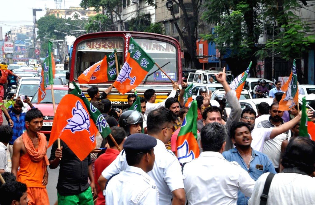 kolkata-agitating-bjp-workers-block-the-streets-and-disrupt-the-739522